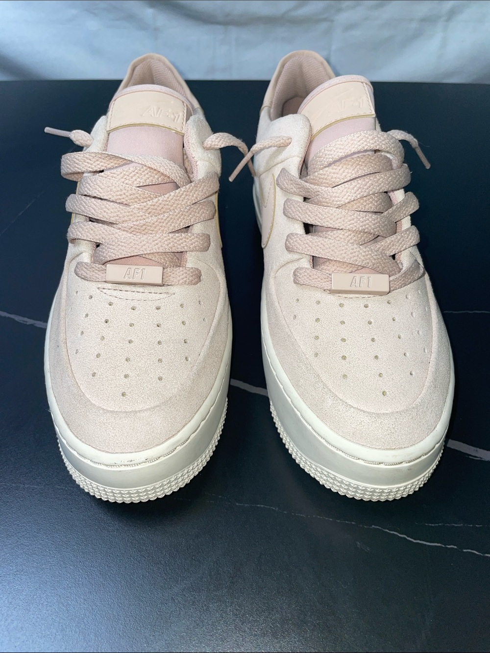 NIKE AIR FORCE 1 SAGE LOW PARTICLE BEIGE PLATFORM SNEAKERS FTL-10-007